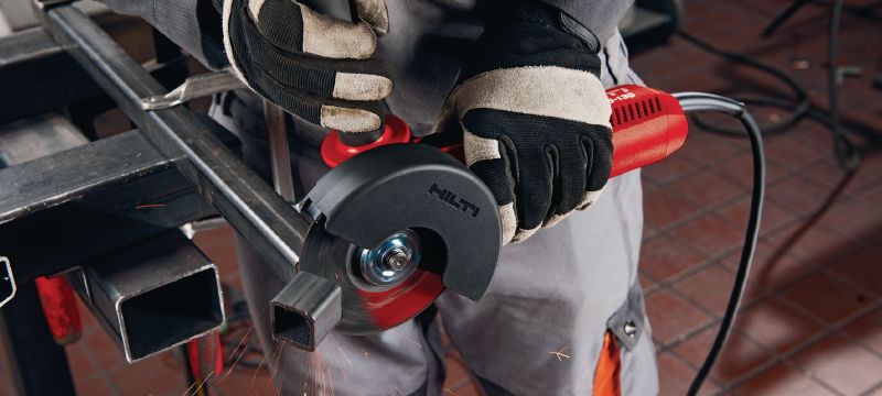 Leņķa slīpmašīna AG 125-13S 1300 W leņķa slīpmašīna griešanai un slīpēšanai, izmantojot diskus ar diametru līdz pat 125 mm. Aprīkota ar īpaši noturīgu ogles suku Pielietojumi 1