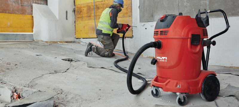VC 60M-X M-klases putekļsūcējs Īpaši jaudīgs putekļsūcējs ar 60 litru lielu tvertni – var pievienot kādam no elektroinstrumentiem vai izmantot darba vietas tīrīšanai (slapjai un sausai) Pielietojumi 1