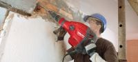 TE 700-AVR SDS-max demontāžas āmurs Jaudīgs atskaldāmais āmurs demontāžai SDS Max (TE-Y) ar aktīvās vibrācijas kontroles sistēmu (Active Vibration Reduction — AVR). Piemērots lielas slodzes kalšanas darbiem betonā un mūrī Pielietojumi 1
